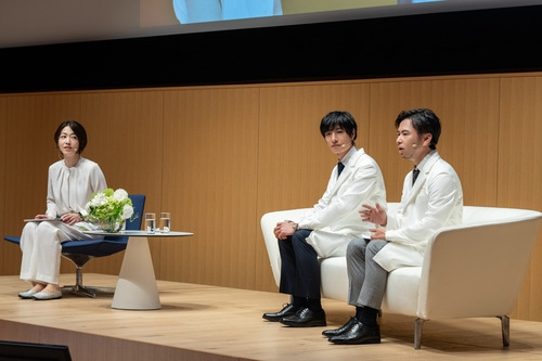 Kiyoshi Sato, Cle de Peau Beaute Chief Technology Officer and Dr. Shinobu Nakanishi, Research Scientist at Cle de Peau Beaute Laboratory present the first visualization of the skin gene network, showcasing skin as a 'thinking organ' that operates independently from the brain