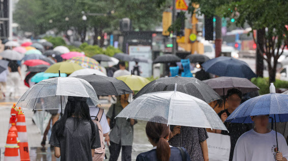 서울시 전역에 호우주의보가 내려진 29일 오후 서울 강남역 인근에서 우산을 쓴 시민들이 이동하고 있다. (사진=연합뉴스)