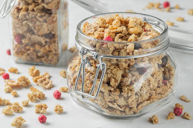 그래놀라(granola)는 요거트나 우유와 함께 먹으면 혈당 급증을 예방하는 데 도움이 된다. [사진= 게티이미지뱅크]