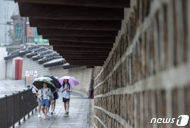 본격적인 여름 장마가 시작된 26일 오전 서울 중구 덕수궁 돌담길에서 어린이들이 하교하고 있다. 2023.6.26/뉴스1 ⓒ News1 이재명 기자