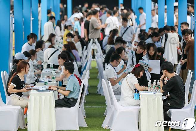6월 14일 쓰촨성 이빈에서 열린 취업 박람회. 대학생들로 발디딜 틈이 없다. ⓒ AFP=뉴스1 ⓒ News1 박형기 기자