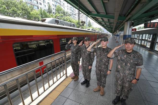 국군의무사령부 장병들이 28일 서울 용산구 서빙고역에서 마지막 운행에 나선 국군병원열차를 거수경례로 배웅하고 있다. (국방일보)