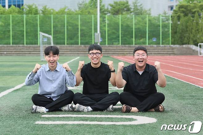 '한국의 전기 생산을 위한 암모니아 수입의 확대와 최적화' 연구진 모습. 왼쪽부터 제1 저자 문종아 연구원, 제1 저자 임동준 연구원, 제1 저자 고영진 연구원.(유니스트 제공)