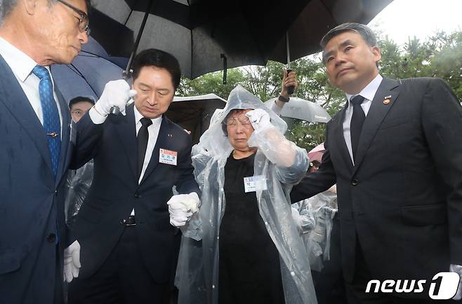 김기현 국민의힘 대표와 이종섭 국방부장관이 29일 오전 경기 평택시 해군 제2함대사령부에서 열린 '제2연평해전 승전 21주년 기념식'에서 유가족 함께 나오고 있다. 2023.6.29/뉴스1 ⓒ News1 김영운 기자