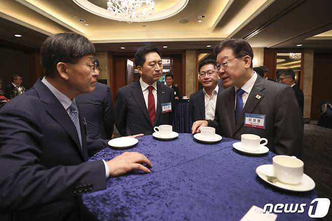 김기현 국민의힘 대표, 배진교 정의당 원내대표, 이재명 더불어민주당 대표가 28일 서울 소공동 롯데호텔에서 열린 '2023 경향포럼'에서 이야기를 나누고 있다. 2023.6.28/뉴스1 ⓒ News1 국회사진취재단