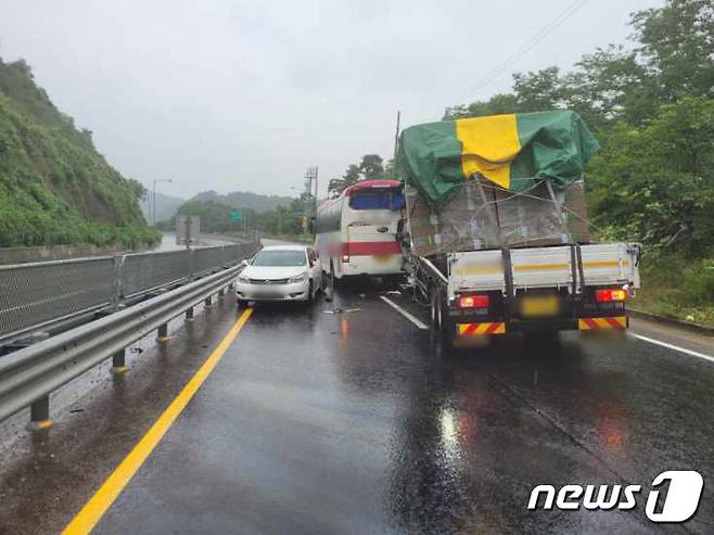 29일 낮 12시 55분께 경남 함양군 안의면 3번 국도 용추계곡 진입로 상에서 역주행하는 승용차를 피하기 위해 급제동한 버스를 8톤 화물차가 추돌해 화물차 운전자가 숨졌다. 사진은 사고 현장 모습.(독자 제공)