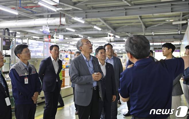 이석준 농협금융지주 회장이 지난 28일 경남 창원의 CTR그룹 본사를 방문해 생산 시설을 둘러보고 있다.(농협은행 경남본부 제공)