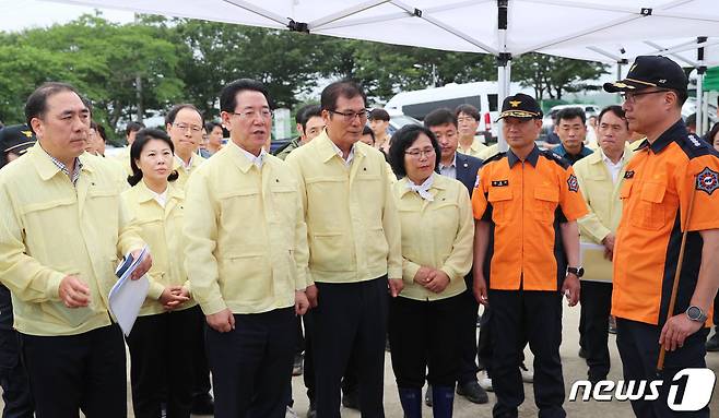 김영록 전라남도지사가 28일 오후 집중호우로 인해 피해를 입은 함평군 학교면 함평군재난안전대책본부를 방문, 이정현 함평소방서장으로부터 엄다면 실종자 수색 현황에 대해 설명을 듣고 있다.(전남도 제공) 2023.6.28/뉴스1