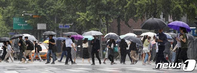 서울을 비롯한 수도권에 호우주의보가 내려진 29일 서울 시내 한 거리에서 우산을 쓴 시민들이 길을 지나고 있다. 2023.6.29/뉴스1 ⓒ News1 김도우 기자