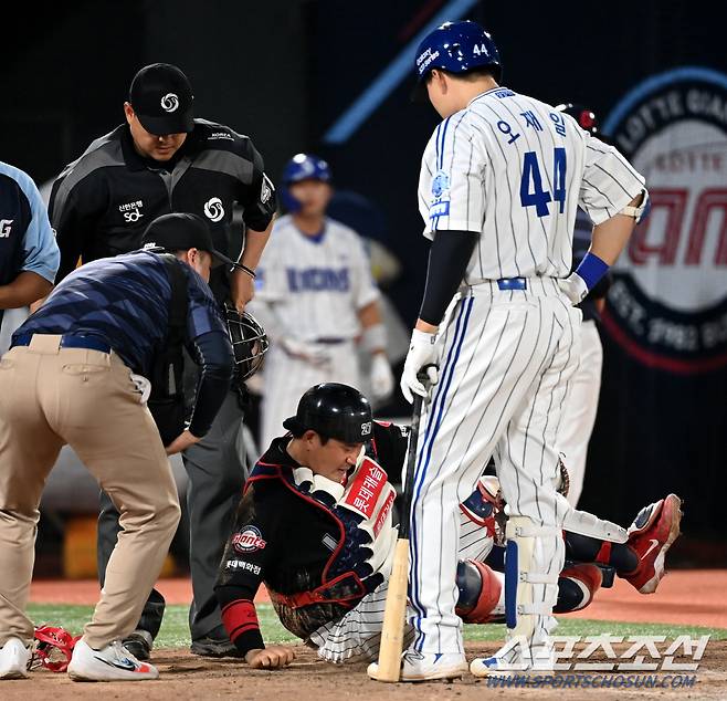 그때 자리를 박차고 일어서는 유강남