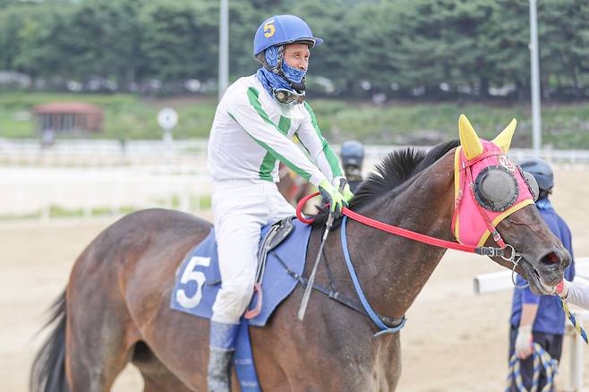 현역 마지막 경주를 마친 김귀배 기수. 사진제공=한국마사회