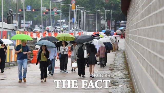 기상청에 따르면 이날 중국 산둥반도 부근에서 발달하는 저기압과 정체전선의 영향으로 전국에 비가 내리겠다. /박헌우 기자