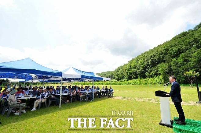 김진열 경북 군위군수가 지난 27일 우보면 파크골프장 개장식에서 인사말을 하고 있다./군위군