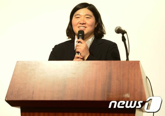 장미란 재단에서 이사장직을 맡고 있는 역도 여제 장미란이 20일 오후 서울 63컨벤션센터에서 열린 2014 송년의 밤 '장미들의 이야기'에 참석해 인사말을 하고 있다. 2014.12.20/뉴스1 © News1 송은석 기자