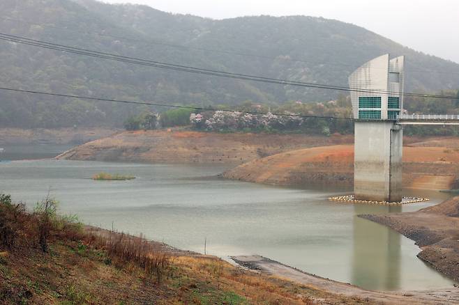 광주 주요 식수원인 동복댐은 오랜 가뭄으로 지난 4월 18.2%의 저수율을 기록했다./연합뉴스