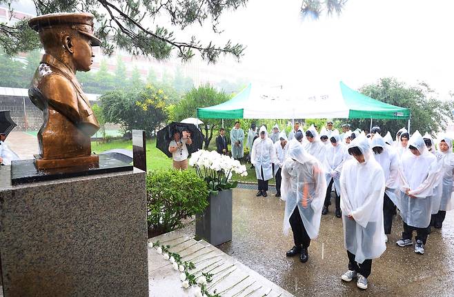 29일 오후 인천시 연수구 송도고등학교에서 열린 윤영하 소령 21주기 추모식에서 송도고 해군주니어 ROTC 대원들이 윤 소령 흉상에 헌화하고 있다. /연합뉴스