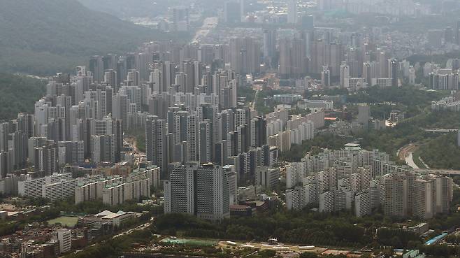 사진은 서울 송파구 롯데월드타워 서울스카이 전망대에서 바라본 강남구 아파트 단지. /뉴스1