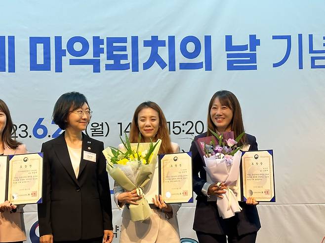 본지 김명지 기자(오른쪽에서 첫번째)가 지난 26일 서울 강남구 삼정호텔에서 ‘제37회 세계 마약 퇴치의 날’을 맞아 열린 마약 퇴치 기념식에서 오유경 식품의약품안전처장으로부터 표창을 받고 있다. /조선비즈DB