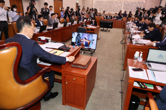 29일 국회에서 열린 법제사법위원회 전체회의에서 김도읍 위원장이 의사봉을 두드리고 있다. (사진=연합뉴스)