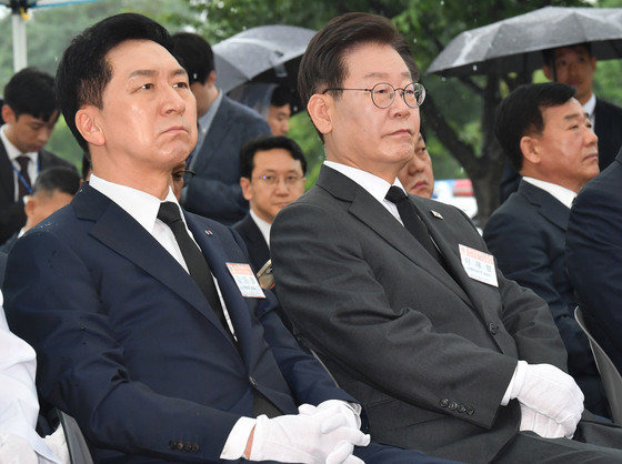 김기현 국민의힘 대표와 이재명 더불어민주당 대표가 29일 오전 경기 평택시 해군 제2함대사령부에서 열린 ‘제2연평해전 승전 21주년 기념식’에 참석해 있다. 2023.6.29 사진공동취재단