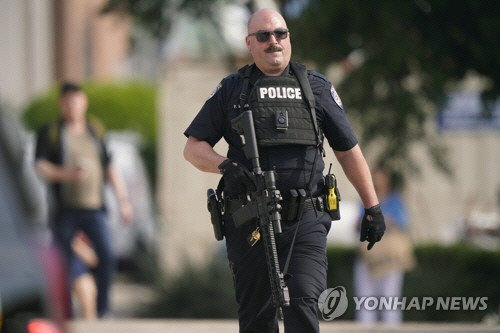 텍사스 쇼핑몰 총기난사 현장의 경찰(기사 내용과 직접적인 관련 없음)[AP 연합뉴스 자료사진]