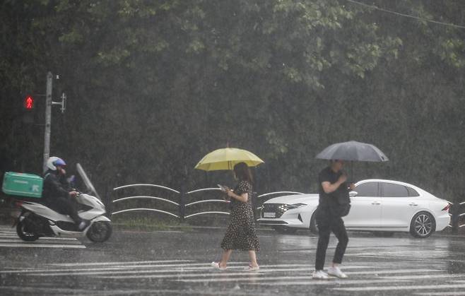 서울과 수도권에 호우주의보가 발효된 29일 오전 서울 강서구 방화사거리 인근에 비가 쏟아지고 있다. 뉴시스