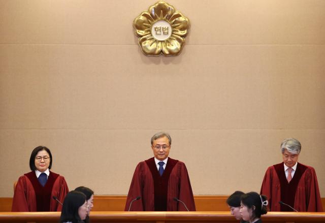 유남석 헌법재판소장을 비롯한 헌법재판관들이 29일 오후 서울 종로구 헌법재판소 대심판정으로 입장해 있다. 뉴시스