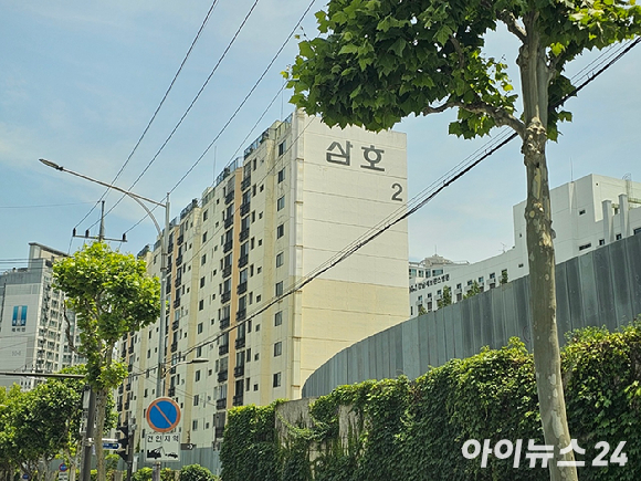 재건축 사업이 진행 중인 강남구 도곡동 일원 삼호아파트 전경. [사진=김서온 기자]