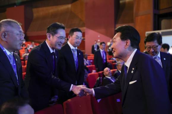 윤석열 대통령이 지난 20일(현지시각) 파리 이시레물리노에서 열린 제172차 국제박람회기구(BIE) 총회에서 진행된 2030 세계박람회 경쟁 프레젠테이션(PT)에서 부산엑스포 유치를 위한 영어 연설을 앞두고 정의선(왼쪽부터) 현대차그룹 회장, 이재용 삼성전자 회장, 구광모 LG 회장 등과 인사하고 있다. [사진=뉴시스]