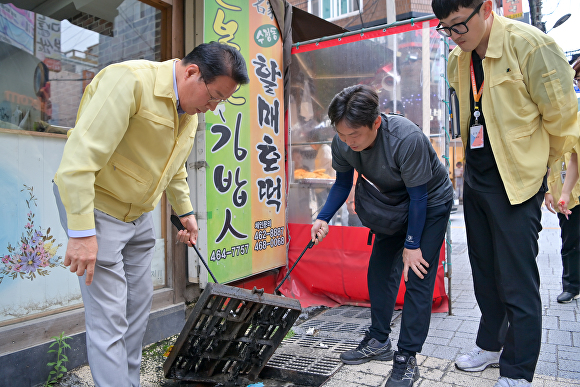 김진홍 부산광역시 동구청장(왼쪽)과 관계자들이 수정동 일원 상가 밀집 지역을 방문해 긴급 현장점검을 실시하고 있다. [사진=부산광역시 동구]