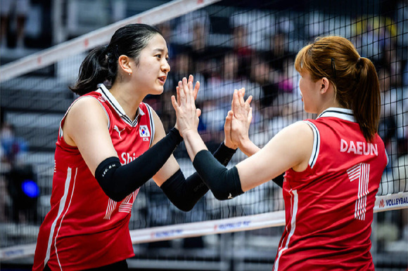 29일 서수원칠보체육관에서 한국과 도미니카공화국의 2023 국제배구연맹(FIVB) 발리볼네이션스리그(VNL) 여자부 3주 차 경기가 열린 가운데 한국의 이다현과 김다은이 득점 이후 기뻐하고 있다. [사진=국제배구연맹(FIVB)]