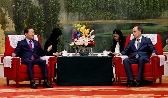 유정복 인천광역시장(왼쪽)이 29일 중국 톈진시 영빈관에서 천민얼 톈진 당서기와 만나 협력 방안을 논의하고 있다. [사진=인천시]