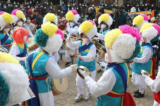 지난해 12월 13일 오전 경북 군위군 군위전통시장에서 열린 '대구편입법 국회통과 기념 군민 한마당' 행사에서 효령풍물단이 흥을 돋우고 있다. 뉴스1