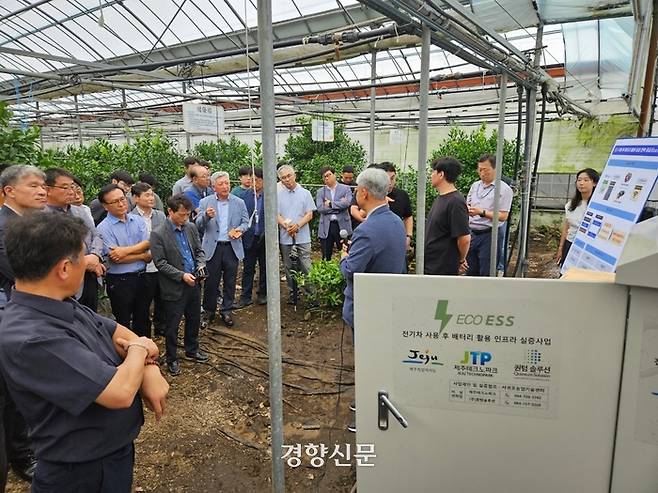 제주도는 29일 오전 서귀포농업기술센터에서 농업인 대표, 관계 공무원 등이 참가한 가운데 비닐하우스용 소형 에너지저장장치 운영 사례를 선보이는 시연회를 열었다. 제주도 제공