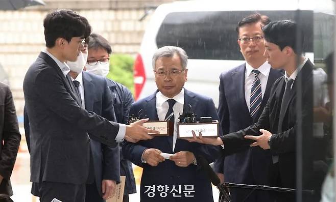 Park Young-soo, the former special prosecutor suspected of being part of the so-called “5 billion club,” which allegedly received bribes in exchange for helping private developers in the Daejang-dong development project in Seongnam-si, Gyeonggi, heads to the courtroom for his warrant review (questioning of suspect prior to arrest) at the Seoul Central District Court in Seocho-gu, Seoul on June 29. Kwon Do-hyun