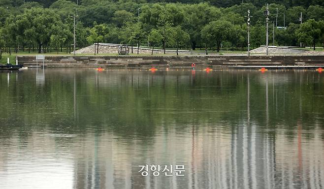 수도권 대부분 지역에 호우주의보가 발령된 29일 서울 서초구 잠수교 인근 한강공원의 수변무대가 침수돼 있다.