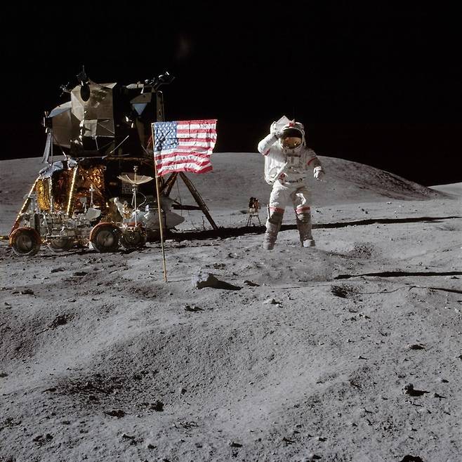 미국의 유인 우주선 아폴로 16호를 타고 1972년 4월 달에 착륙한 우주인 존 영이 지구보다 낮은 달 표면의 중력 덕에 방방 뛰고 있다. 나사 제공
