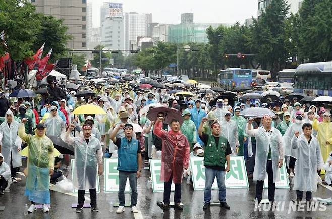 전국민주일반노동조합연맹 조합원들이 29일 오후 서울 용산구 서울역 인근에서 열린 윤석열 정권 퇴진과 2023년 전국민주일반노동조합연맹 총파업 결의대회에서 구호를 외치고 있다.