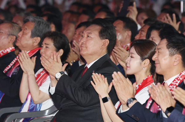 윤석열 대통령이 28일 서울 중구 장충체육관에서 열린 한국자유총연맹 제69주년 창립기념행사에 참석해 박수를 치고 있다. 현직 대통령의 자유총연맹 창립기념행사 참석은 24년 만이다. 연합뉴스