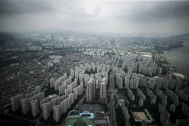 [서울=뉴시스] 정병혁 기자 = 서울 강남 지역 11개구 아파트 전세가격지수가 1년 만에 상승 전환했다. 이달 서울 아파트 전세가격지수는 지난달 84.8에서 이달 84.7로 0.1포인트(p) 감소했지만, 지난 4~5월 하락 폭이 0.7p였던 점을 감안하면 낙폭이 줄었다. 사진은 28일 서울 시내 전망대에서  바라본 서울시내 아파트의 모습. 2023.06.28.