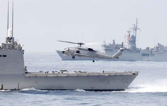 지난 2018년 4월 13일 대만 해군이 중국 침공에 대비한 해상 훈련 중 S70헬리콥터가 페리급 호위함에서 이륙하고 있다.  AP 연합뉴스