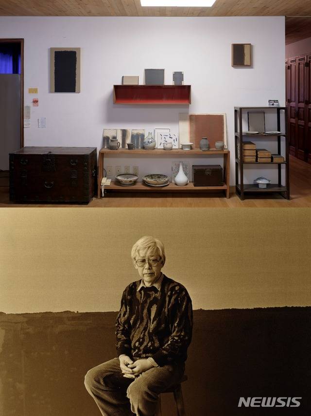 【서울=뉴시스】 박현주 미술전문기자 =생전 윤형근의 서교동 아틀리에 모습.아래 사진은 윤형근(1928~2007)이 1989년 서교동 화실 작품앞에서 찍은 생전 모습. 사진=국립현대미술관 제공.