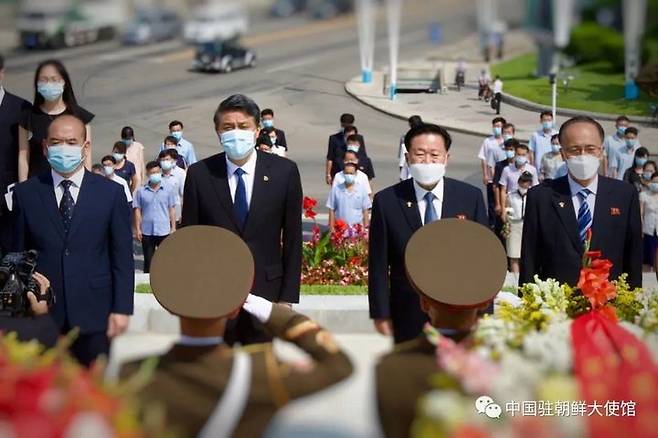 [서울=뉴시스] 북한이 정전 70주년을 맞아 6·25전쟁에 나섰던 중국 인민지원군을 기리는 '북중우의탑'의 내부 개선작업을 마무리하고 북중이 양국 간 혈맹을 재강조했다. 사진은 28일 오전 평양에서 '북중우의탑' 준공식이 열린 가운데 최룡해 북한 최고인민회의 상임위원장과 왕야쥔 주북 중국대사 등이 헌화하는 모습. <사진출처: 주북 중국대사관 위챗> 2023.06.29