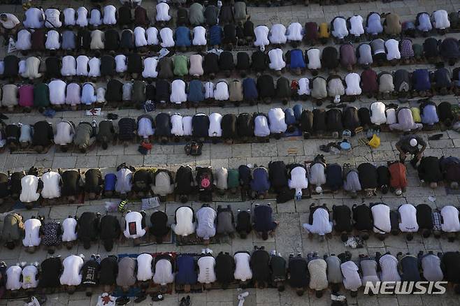 [예루살렘=AP/뉴시스] 28일(현지시각) 이스라엘 예루살렘 알 아크사 바위사원에서 팔레스타인 무슬림들이 '이드 알 아드하'(희생절) 기도를 하고 있다. 이슬람교도들은 이슬람 최대 명절 중 하나인 '이드 알 아드하' 연휴 동안 양과 소를 도살해 그 고기를 가난한 이웃, 친구들과 나눈다. 2023.06.28.