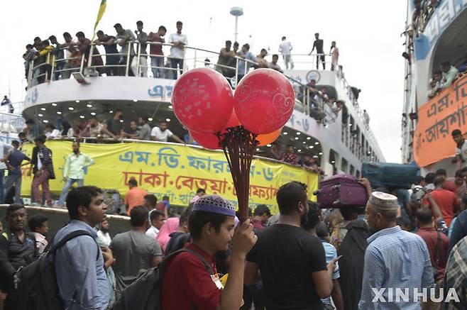 [다카=신화/뉴시스] 이슬람 최대 명절 중 하나인 '이드 알 아드하'(희생절)를 앞둔 27일(현지시각) 방글라데시 다카의 사다르가트 여객선 터미널에 사람들이 몰려들고 있다. 이드 알-아드하가 다가오면서 수많은 사람이 고향 집에서 일가친척과 함께 이 축제를 즐기기 위해 다카를 빠져나가고 있다. 2023.06.28.