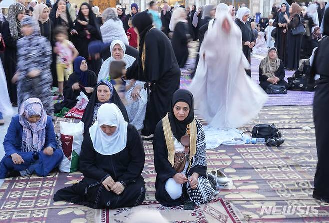 [바그다드=AP/뉴시스] 28일(현지시각) 이라크 바그다드의 수니파 사원에서 무슬림들이 '이드 알 아드하'(희생절) 기도를 하고 있다. 이슬람교도들은 이슬람 최대 명절 중 하나인 '이드 알 아드하' 연휴 동안 양과 소를 도살해 그 고기를 가난한 이웃, 친구들과 나눈다. 2023.06.28.