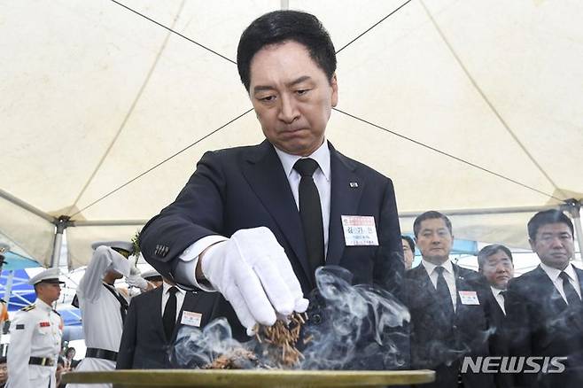 [평택=뉴시스] 김종택 기자 = 김기현 국민의힘 대표가 29일 오전 경기 평택시 해군 2함대 사령부에서 열린 제2연평해전 승전 21주년 기념행사에 참석해 헌화 후 분향하고 있다. (공동취재사진) 2023.06.29. photo@newsis.com