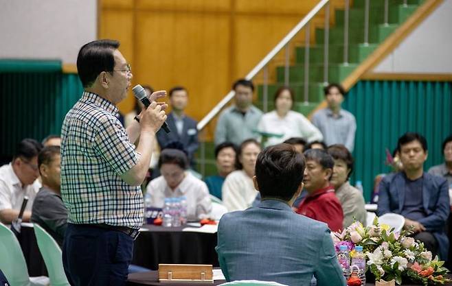 [괴산=뉴시스] 강신욱 기자 = 송인헌 충북 괴산군수가 취임 1주년을 맞아 29일 괴산문화체육센터에서 군민과 함께하는 토크 콘서트를 열고 있다. (사진=괴산군 제공) 2023.06.29. photo@newsis.com *재판매 및 DB 금지