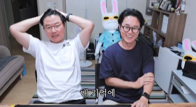[서울=뉴시스] 나영석 PD가 KBS 신입 시절 소심한 성격때문에 생방송 중 대형사고를 쳤다고 밝혔다. 지난 28일 유튜브 채널 '채널 십오야'에는 '김대주 작가와 나무위키'라는 제목의 영상이 게재됐다. (사진= 유튜브 채널 '채널 십오야' 캡처) 2023.06.29. photo@newsis.com *재판매 및 DB 금지
