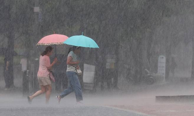 수도권 전역에 호우주의보가 내려진 29일 서울 청계천 인근에서 우산을 쓴 시민들이 도로를 건너고 있다. 남정탁 기자